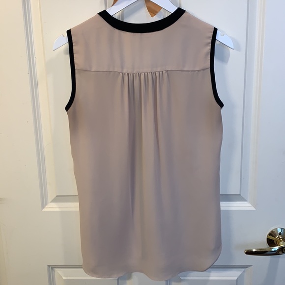 Cream & black sleeveless flowy blouse - Picture 4 of 4